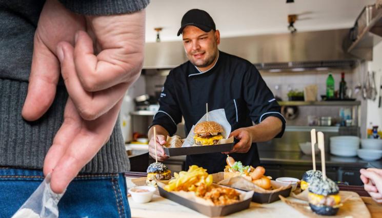 наркотици бързо хранене - НОВА ВАЛУТА: Каубой извади пистолет на касиер, отказал му да си плати с наркотици сметката! (СНИМКА)