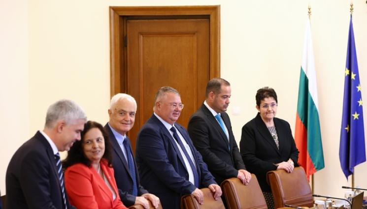 Министерски съвет заместник министри - ХВЪРЧАТ ГЛАВИ: Главчев освободи петима заместник-министри