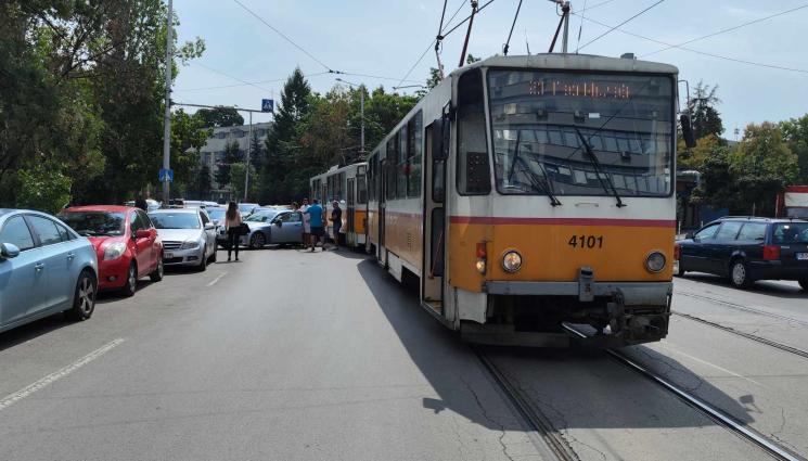 катастрофа трамвай София - ПОРЕДНА КАТАСТРОФА: Удариха се трамвай и автомобил в София! (СНИМКИ)