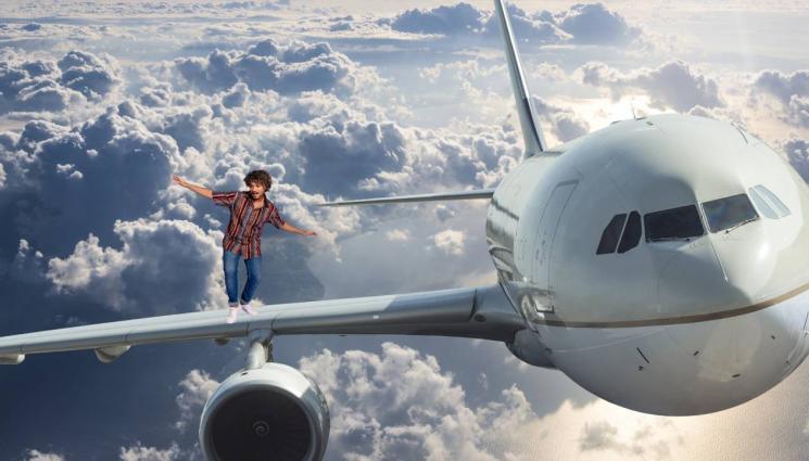 мъж самолет крило - ЛУДОСТ: Мъж отвори врата на самолет и се качи на крилото! (СНИМКА)