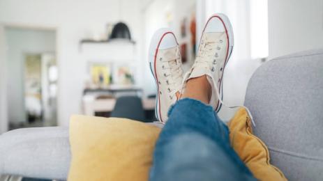 диван крака безработен младеж момиче