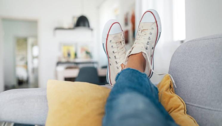 диван крака безработен младеж момиче - ТАТЕ НОСИ МАМА МЕСИ: 600 000 българи нито учат, нито работят!