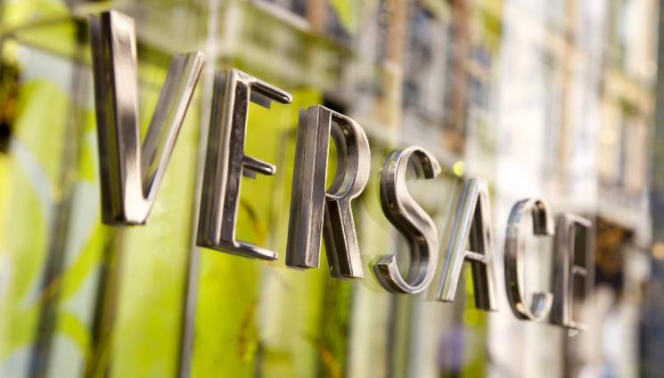 Версаче - ОХ БАНЯ, ОХ КЕФ: Наш инфлуенсър се плацика в басейна на Версаче! (СНИМКА)