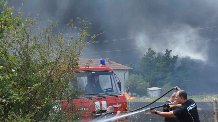 Пожар затвори пътя Хасково-Димитровград, в късния следобед бе овладян (ВИДЕО)