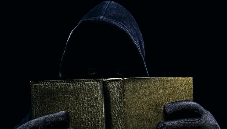 крадец - ПРИОРИТЕТИ: Арестуваха крадец, след като се зачете в книга по време на обир!