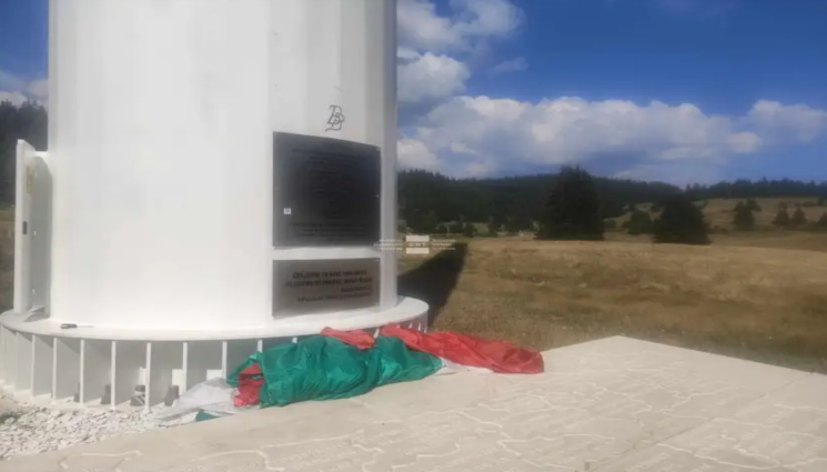Знаме пилон Рожен - НЕ ИЗДЪРЖА И ЧАС: Новото знаме на Рожен отново се скъса