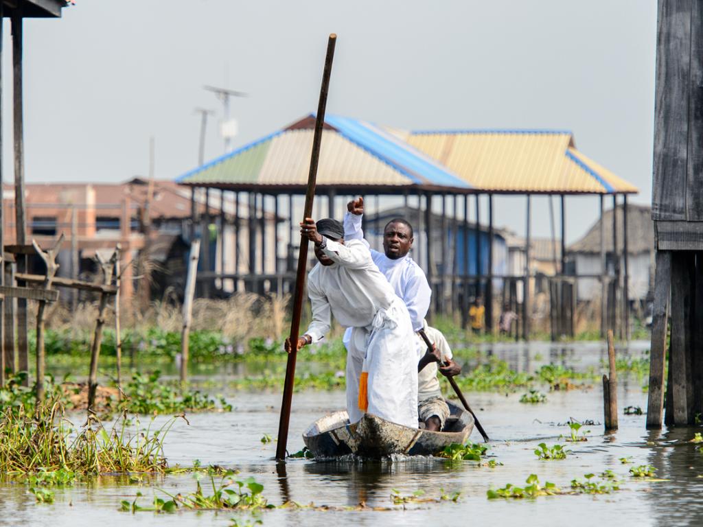 Най малко 60 души са загинали след пропукване на язовир заради