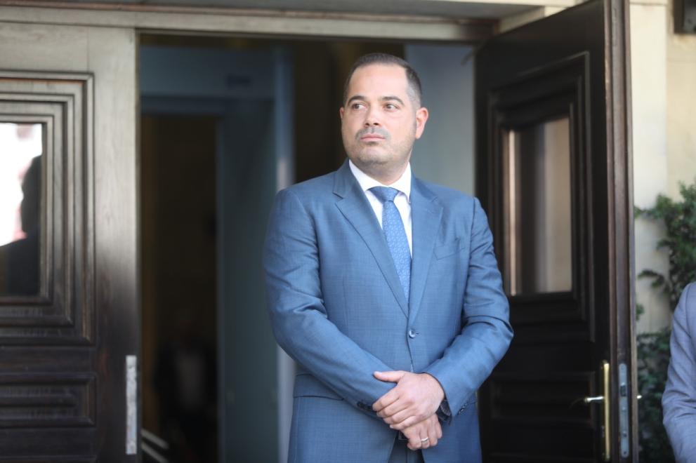  Служебният министър на вътрешните работи в първото държавно управление на Димитър Главчев Калин Стоянов съобщи поста на новия длъжностен министър Атанас Илков. 