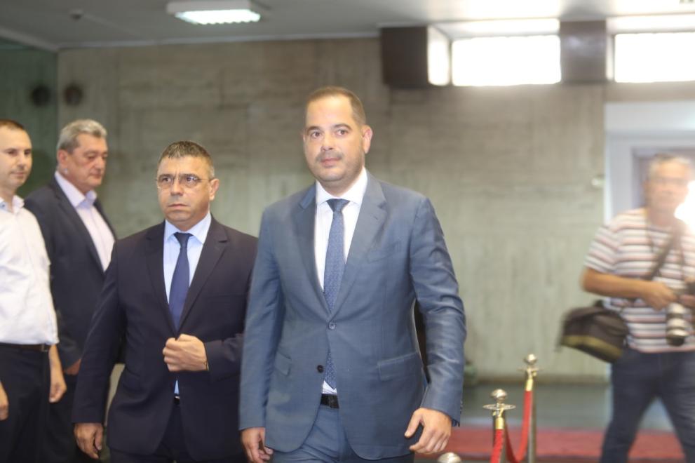  Служебният министър на вътрешните работи в първото държавно управление на Димитър Главчев Калин Стоянов съобщи поста на новия длъжностен министър Атанас Илков. 