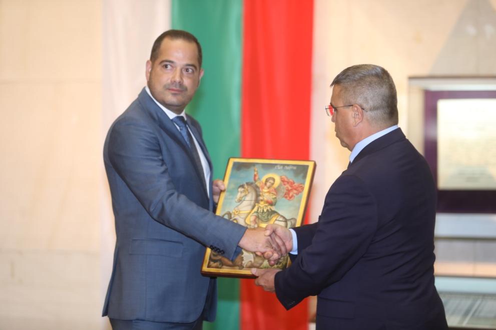  Служебният министър на вътрешните работи в първото държавно управление на Димитър Главчев Калин Стоянов съобщи поста на новия длъжностен министър Атанас Илков. 