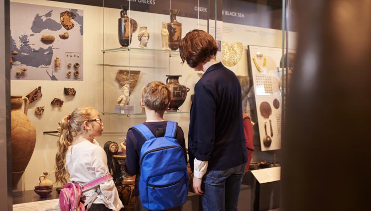 музей - Дете счупи антика на 3500 години в музей!