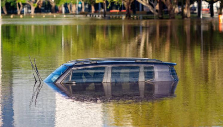 потънал джип - Секс на задната седалка прати джип за 65 000 евро на дъното на река (СНИМКИ)