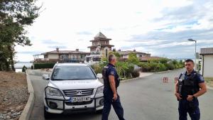 Полиция охранява летните сараи на почетния председател на ДПС Ахмед