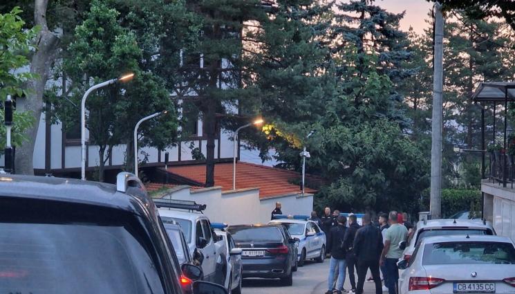 Доган Бояна - ПРЕЗ ЦЯЛАТА НОЩ: Привърженици на Доган пазят резиденцията му в