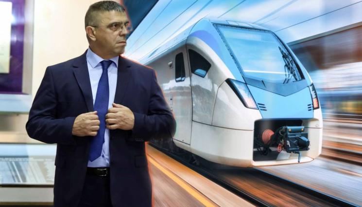 Министър - НЕВОЛИ: Министър Илков ходел с влак на работа