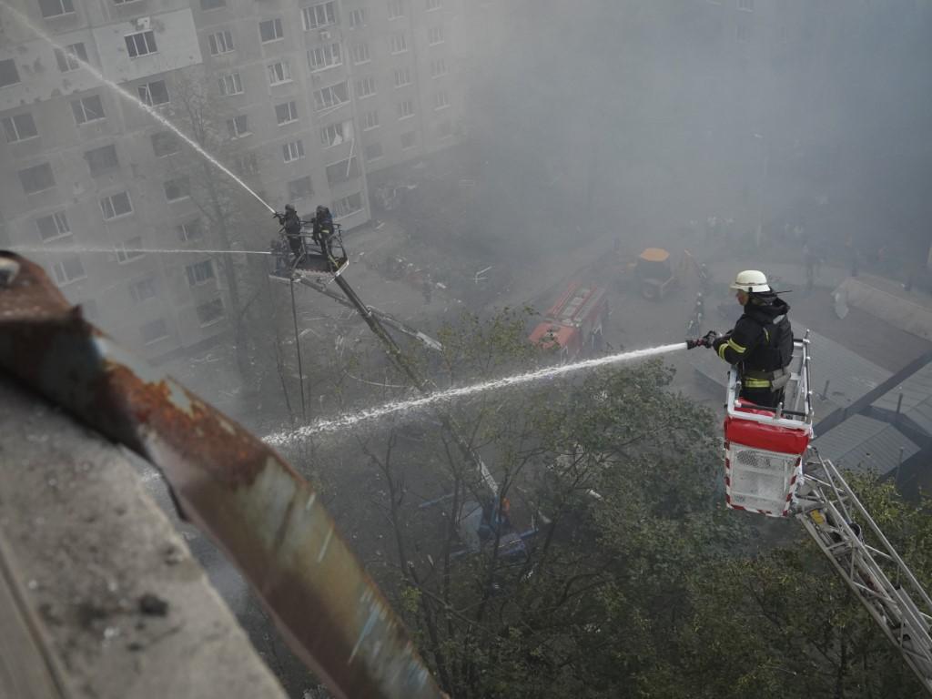 Руска планираща бомба КАБ порази жилищна сграда и детска площадка