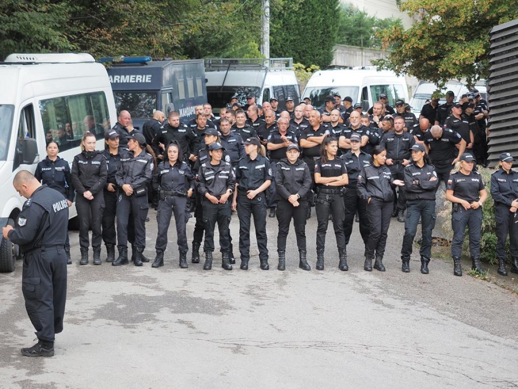 Остава засиленото полицейското присъствие в района на сараите на почетния