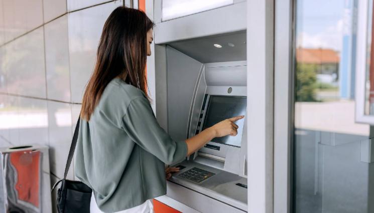 банкомат - Чиновниците с най-голям ръст на заплатите, увеличиха им ги с почти 30%