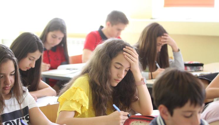 ученици - Вече са достъпни верните отговори на матурата по профилиращ предмет!
