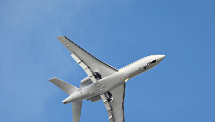 Falcon самолет - УЖАС НА ЛЕТИЩЕТО: Самолет излезе от пистата по време на кацане (СНИМКИ+ВИДЕО)