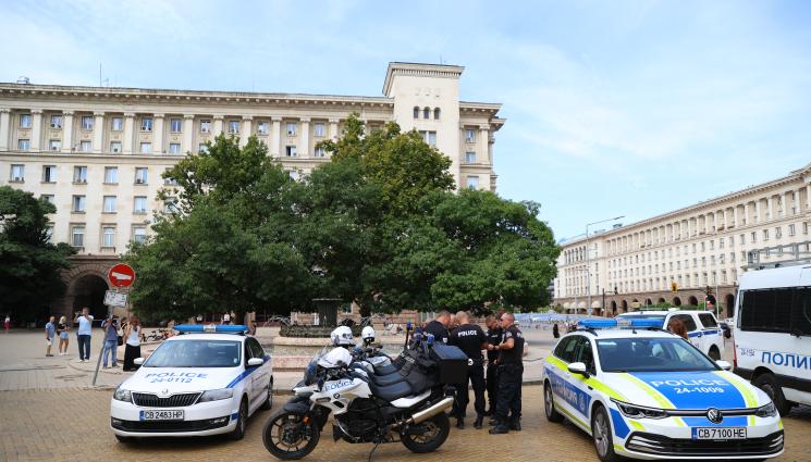 президентство - СМУТ В ЦЕНТЪРА НА СОФИЯ: Сапьори около Президентството!