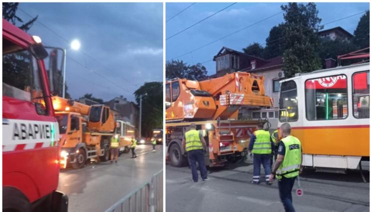 трамвай - НА ОЖИВЕН БУЛЕВАРД: Трамвай премаза автомобил!