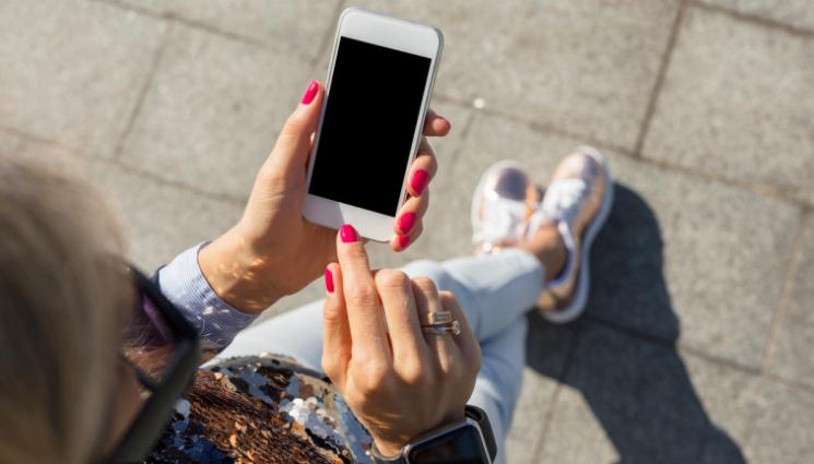 смартфон - Японски град иска да ограничи смартфоните: Само по 2 часа на ден за всички!