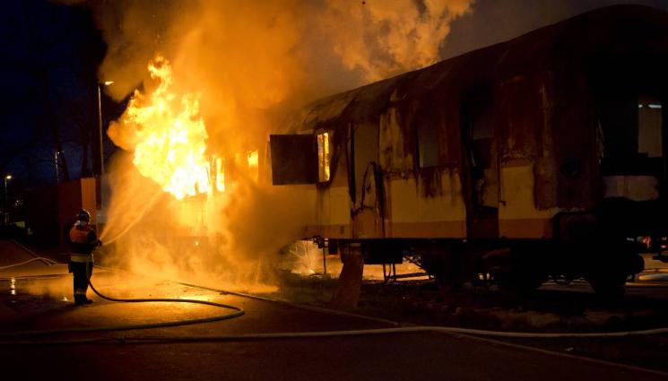 влак пламъци огън - НЕ ИМ ЛИ ОМРЪЗНА: Пак гори влак!