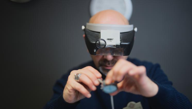 часовникар - Руснак изобрети най-тънкият механичен часовник в света (СНИМКИ+ВИДЕО)