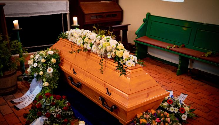 ковчег - БЕЗУМИЕ: Пияна жена открадна ковчег с труп