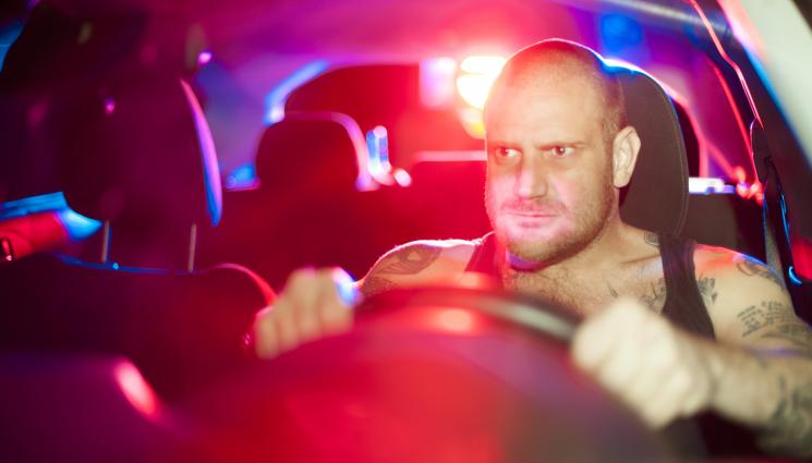 автокрадец - Автоджамбаз реши да бяга с краден джип през блокада от патрулки (ВИДЕО)