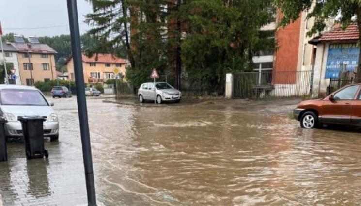 наводнение - СЛЕД НАВОДНЕНИЕТО: Доброволци разчистват щетите!