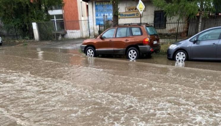 наводнение - Поройни дъждове наводниха цяло село! (ВИДЕО)