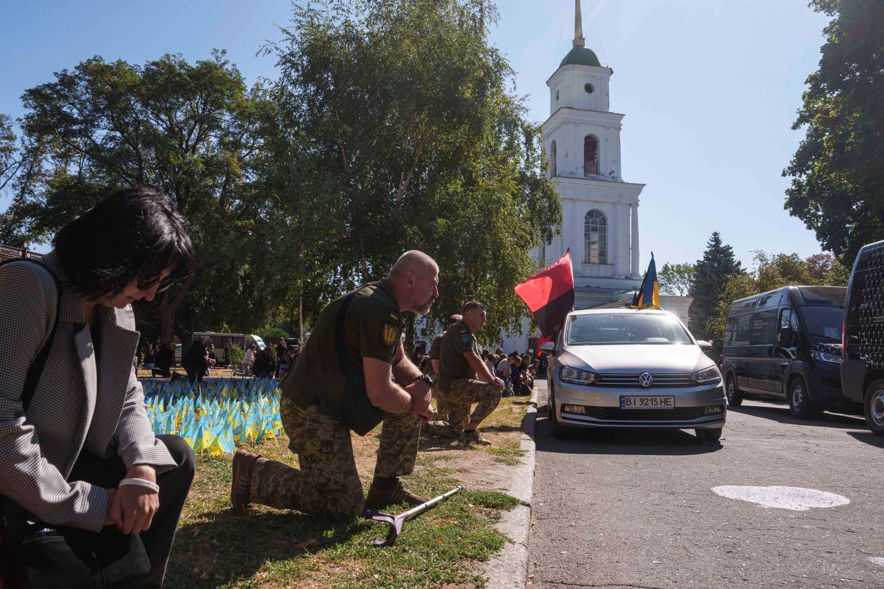 <p>Жертви на ракетното нападение на Русия по военния институт в Полтава, един от най-смъртоносните руски въздушни удари от началото на войната в Украйна, при който загинаха над 50 души, а повече от 300 бяха ранени, днес бяха погребани в източния украински град, предаде АП.</p>