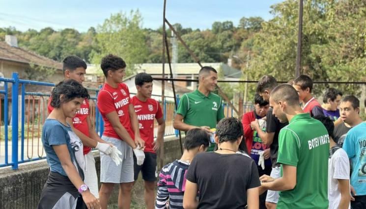 Ботев Враца Роман деца с увреждания - Футболисти от Ботев Враца и борци стоплиха сърцата на дечица и хора с увреждания в Роман