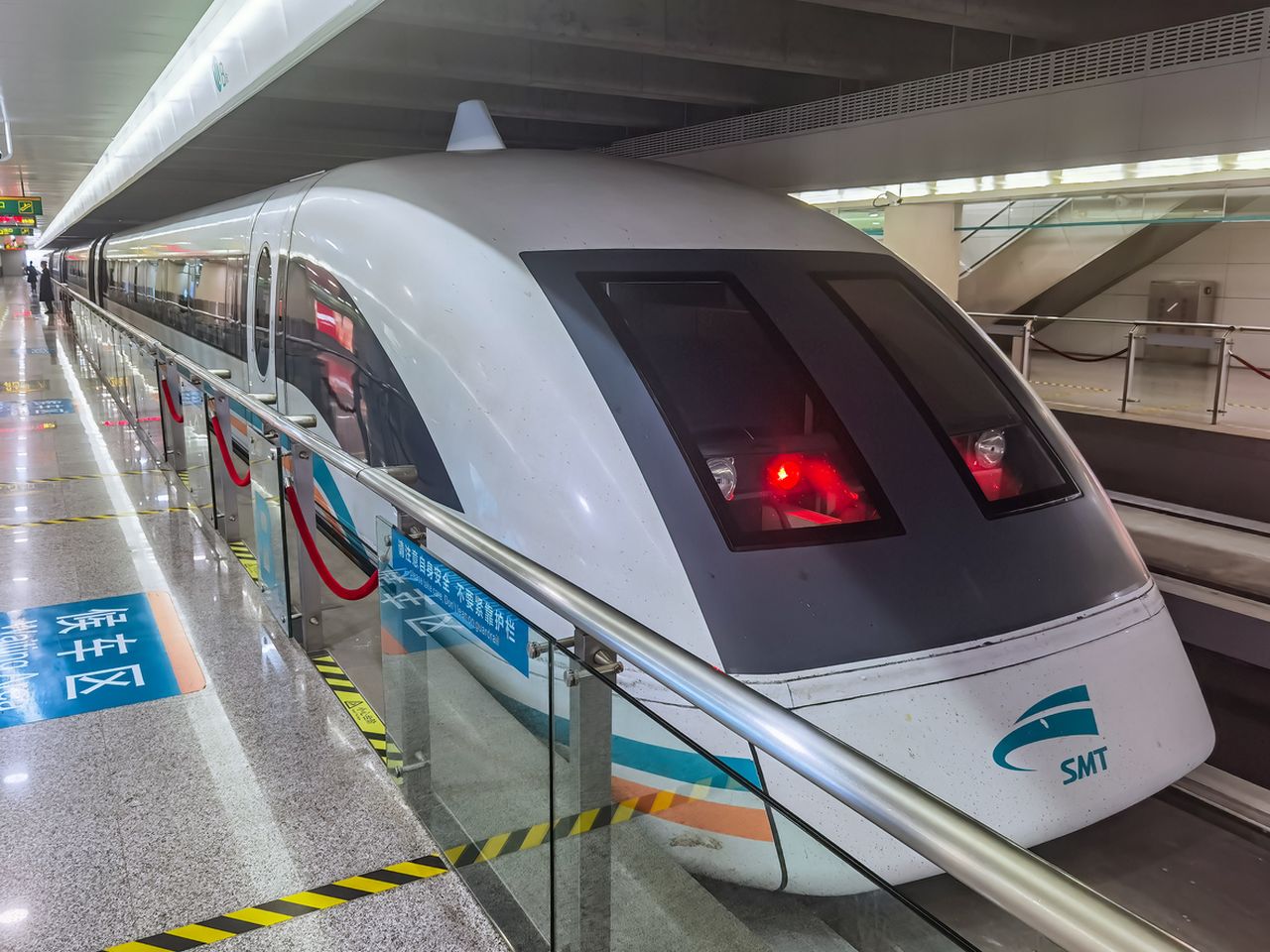 <p><strong>1: Shanghai Maglev - 460 км/ч (Китай)</strong></p>

<p>Най-бързият обществен влак в света е доста по-различен от останалите, не само с впечатляващата си скорост. Той разчита не на стандартни стоманени колела върху стоманени релси, а на помощта на технология с магнитна левитация. Свързва летище Pudong в Шанхай със станция Longyang Road в центъра на града.</p>