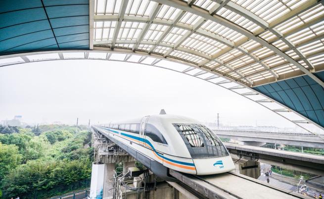 Първенецът в света Shanghai Maglev, който се движи с ... технология с магнитна левитация.