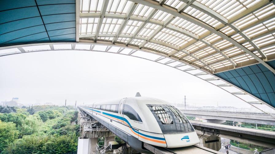 Първенецът в света Shanghai Maglev, който се движи с ... технология с магнитна левитация.