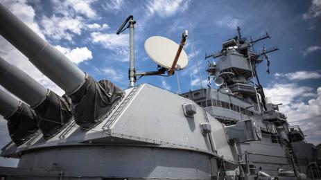 сателитна чиния боен кораб