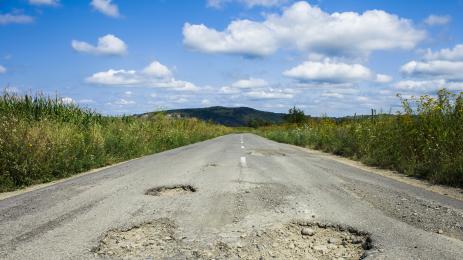 път с дупки