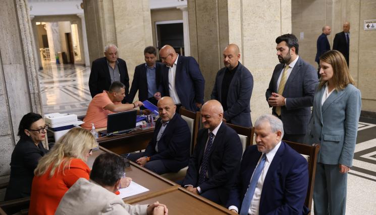 ГЕРБ - В ПОСЛЕДНИЯ ДЕН: ГЕРБ-СДС се регистрираха за изборите!