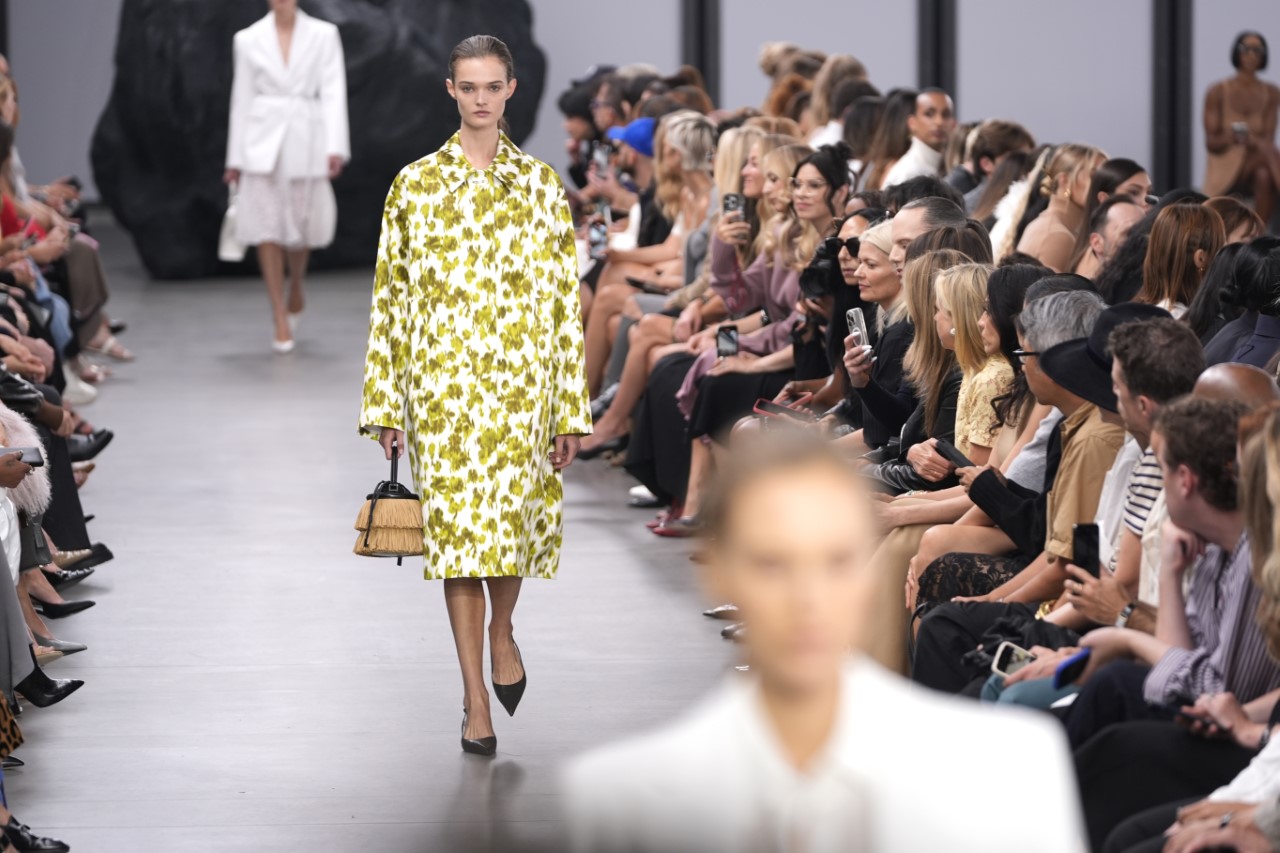 <p>Michael Kors представи ревю за сезона пролет-лято 2025 г., вдъхновено от поп културата и от сериала на Netflix &quot;Рипли&quot;.</p>