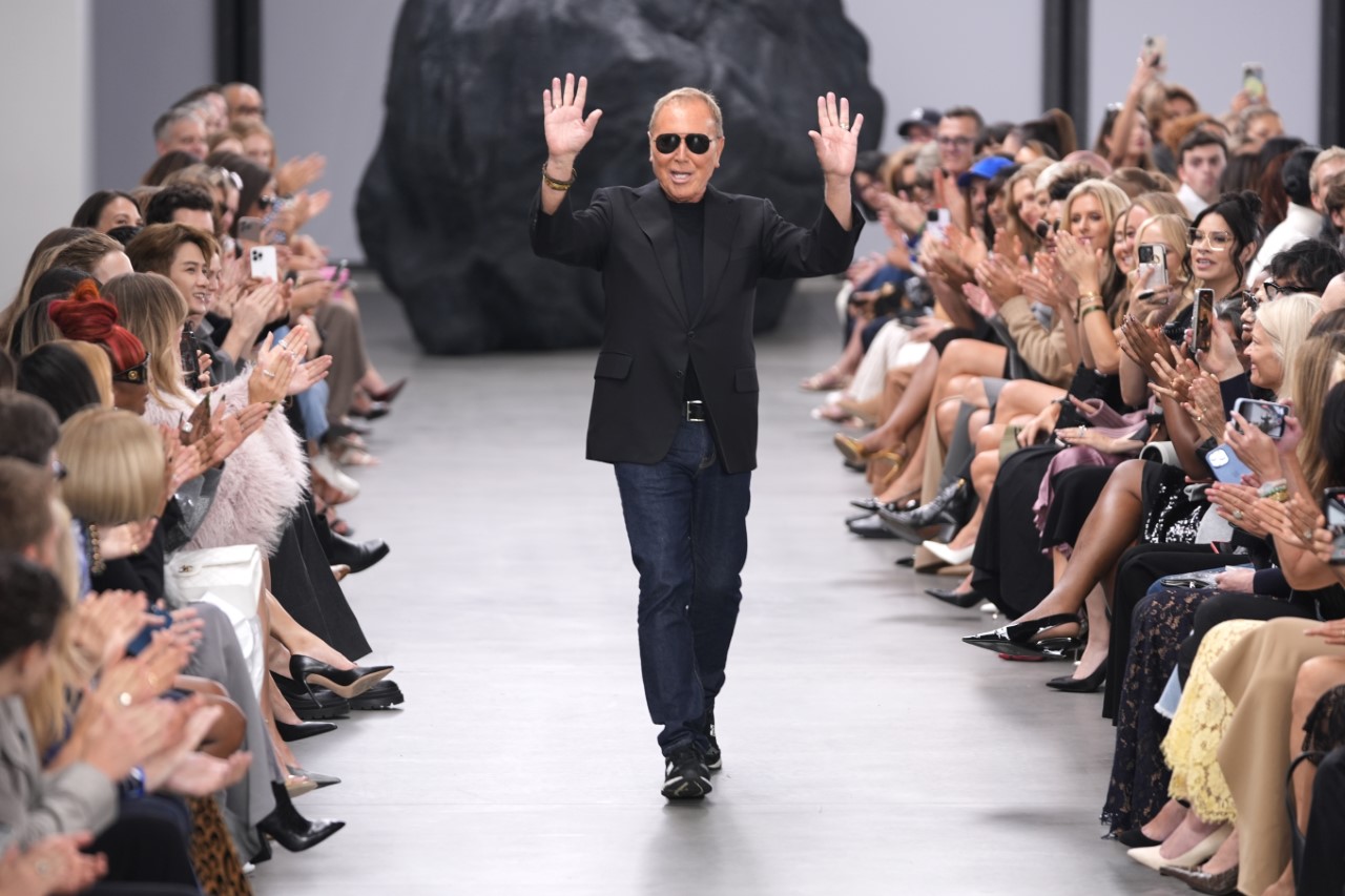 <p>Michael Kors представи ревю за сезона пролет-лято 2025 г., вдъхновено от поп културата и от сериала на Netflix &quot;Рипли&quot;.</p>