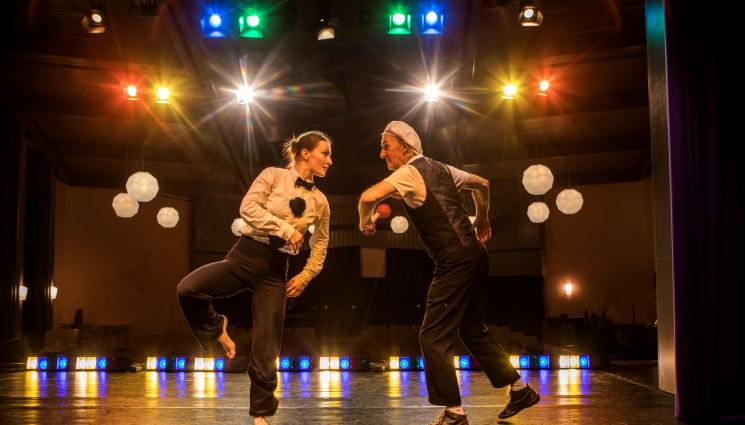 сцена - 2 В 1: Отварят театър в университет, Бабинова играе първа!