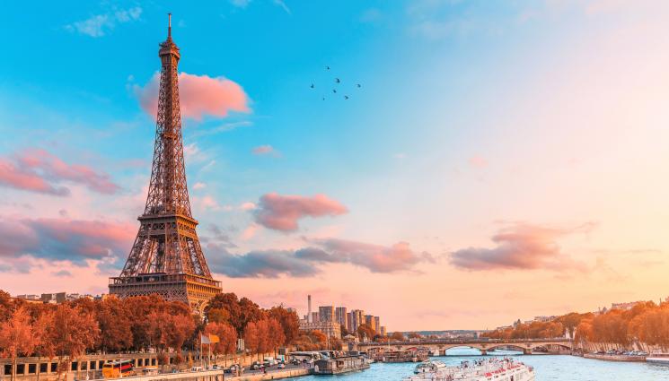 Париж Франция Айфелова кула - Франция пуска пощенска марка с аромат на кроасан