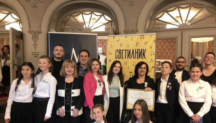 Снежина Темелкова - ПО НОТИ: Снежина Темелкова върнала училищен химн