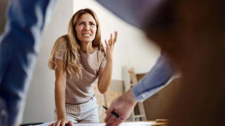 гняв ядосана жена скандал караница