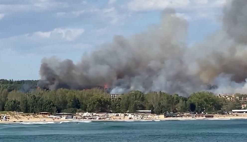 Огромен пожар бушува в гората над Созопол, близо до Каваци.