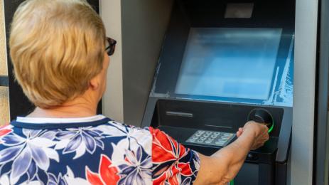 пенсионер банкомат