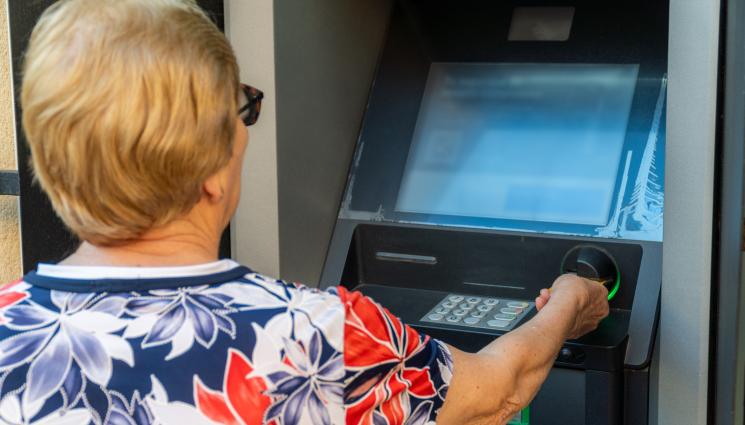 пенсионер банкомат - СПОРЕД ДАННИ НА НОИ: Хората плащат, за да се пенсионират